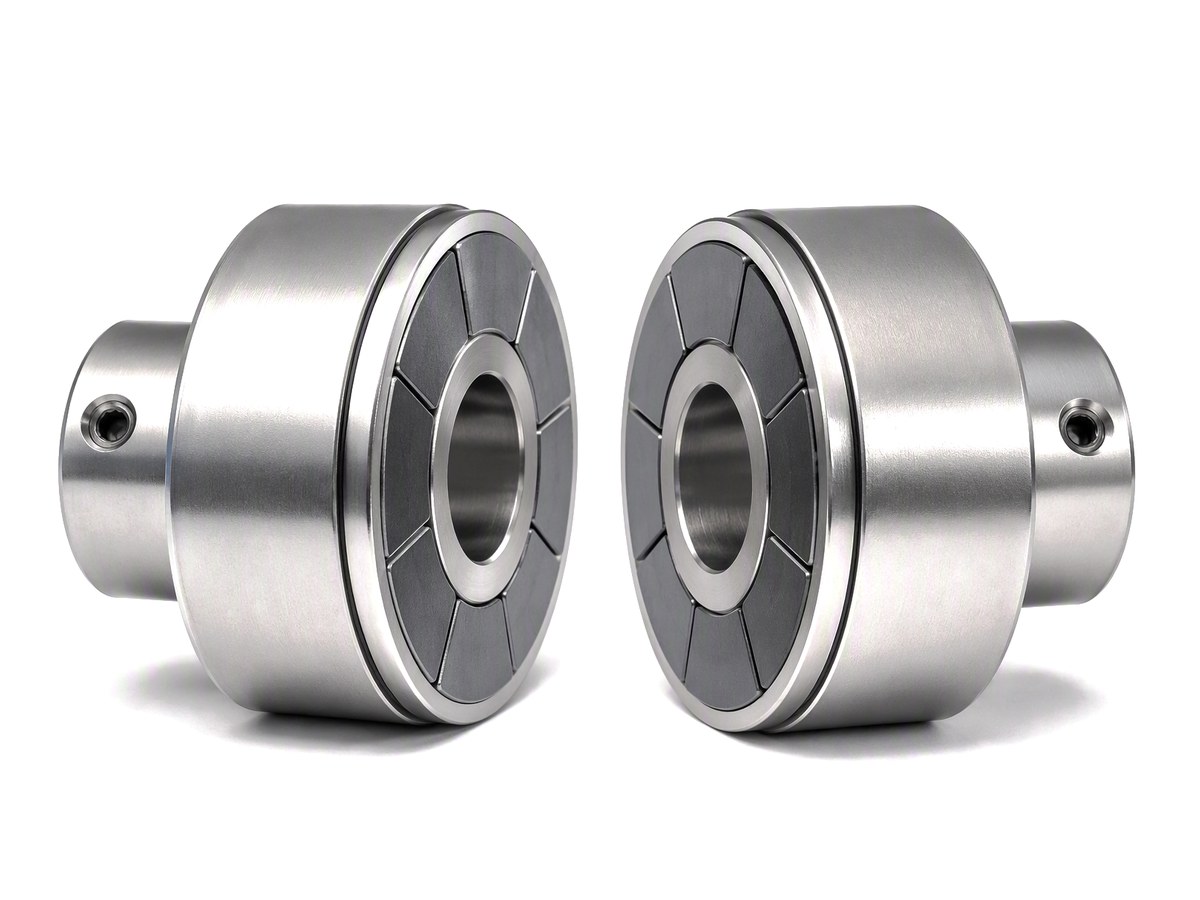 Magnetic coupling pair with segmented magnets on hub faces